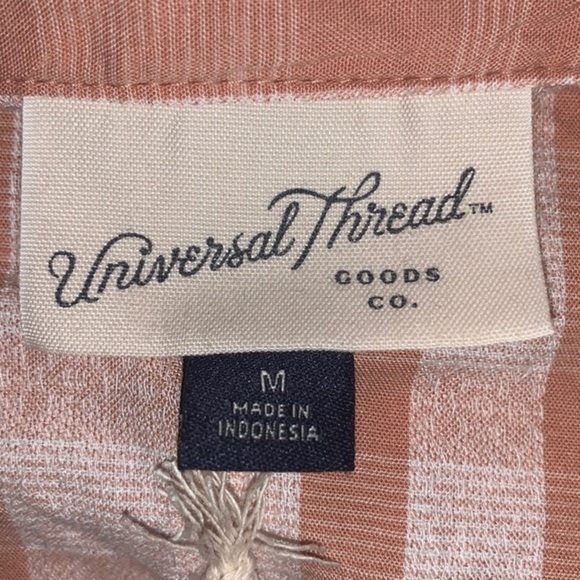 (M)- Universal Thread Women's Short Sleeve Button-Down Shirt - Coral‎ - Picture 5 of 13
